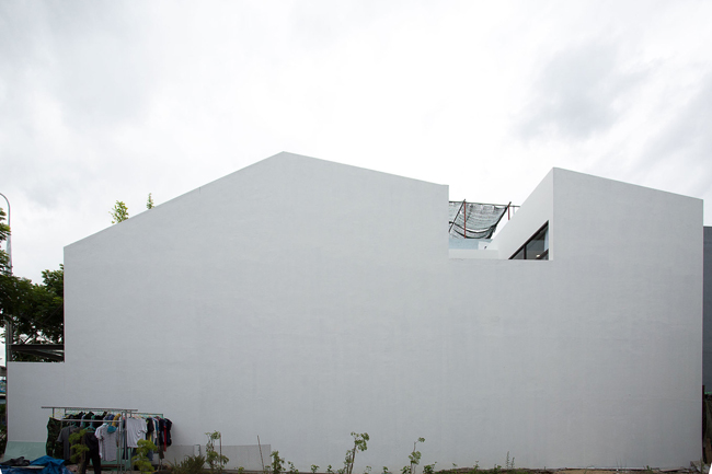 Nhà được sơn trắng toàn bộ để tạo sự khác biệt so với các công trình xung quanh.