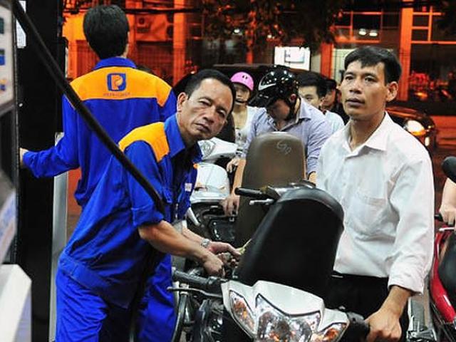 Thị trường - Tiêu dùng - Giữ giá xăng, đồng loạt tăng giá các loại dầu từ 15h hôm nay