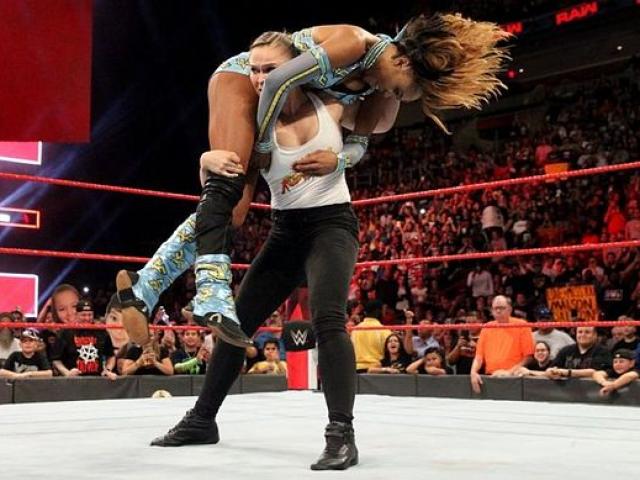 Đả nữ Rousey làm loạn WWE: 1 đấu 2, đánh đối thủ lăn từ trên xuống dưới