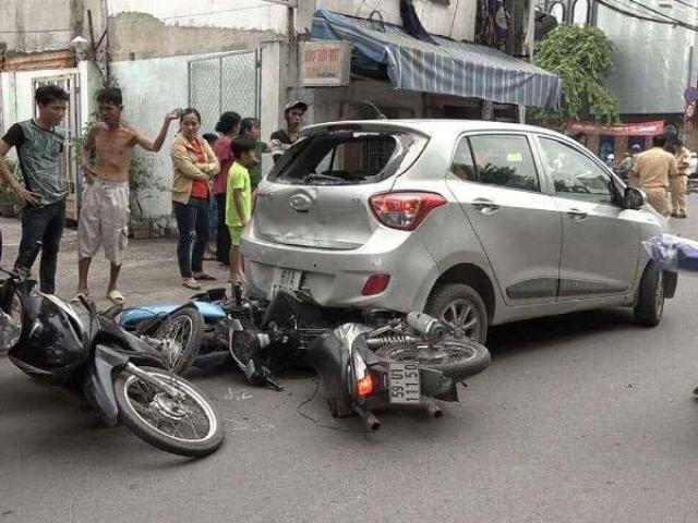 Tin tức trong ngày - Ô tô "điên" lùi cuốn 3 xe máy vào gầm, nhiều người bị thương