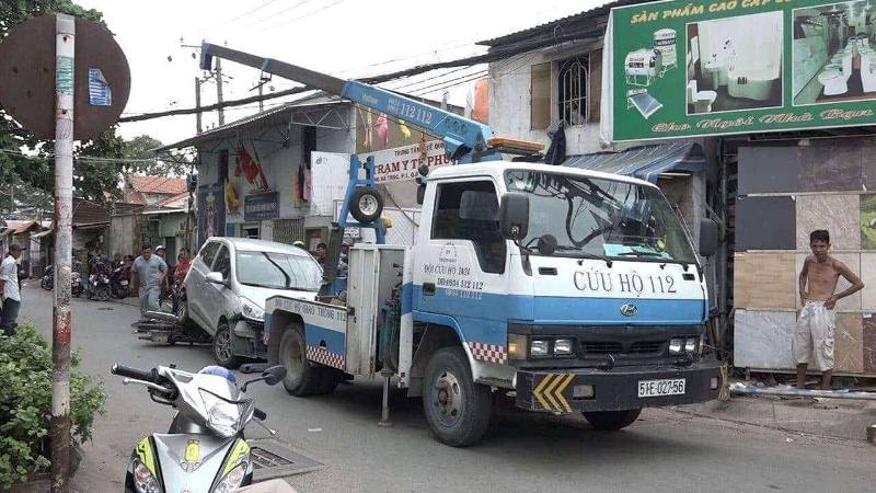 Ô tô "điên" lùi cuốn 3 xe máy vào gầm, nhiều người bị thương - 2