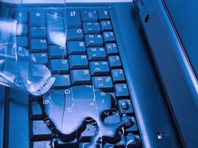 Công nghệ thông tin - Vô tình đổ nước lên laptop, cần phải làm gì?