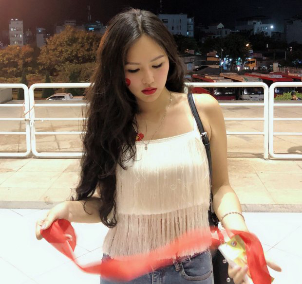 "Đứng hình" với dàn hot girl "thả tim" đêm U23 Việt Nam vô địch - 2