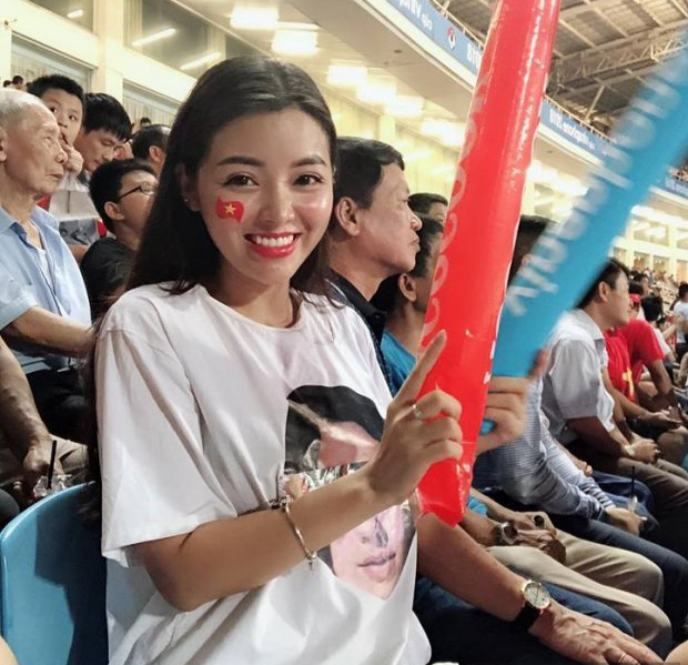 "Đứng hình" với dàn hot girl "thả tim" đêm U23 Việt Nam vô địch - 10