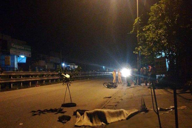 Hai thanh niên thương vong bí ẩn cạnh xe máy - 1