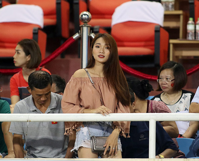Hot girl xứ Nghệ đến từ rất sớm trên khán đài để cổ vũ cho đội tuyển U23 Việt Nam và đặc biệt là Phan Văn Đức.