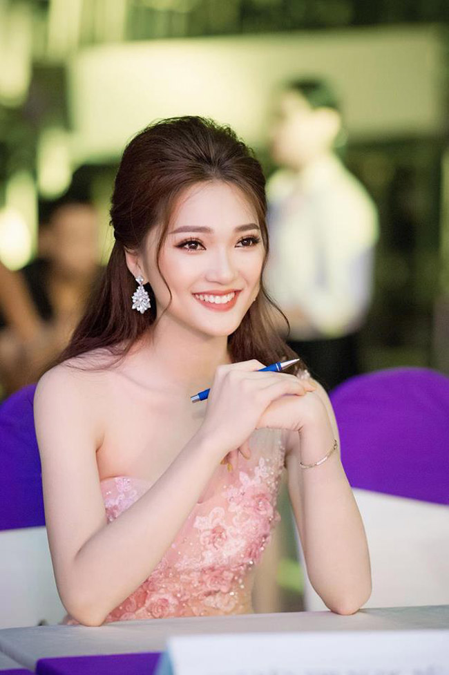 Dù chụp ở góc độ nào, Ngọc Nữ vẫn cho thấy nhan sắc rạng ngời.