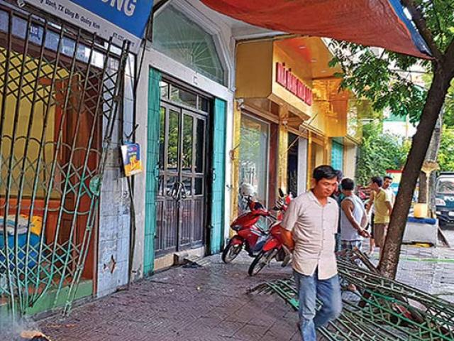 Pháp luật - Vụ xe bán tải chèn người: Vợ nạn nhân khóc ngất bên quan tài