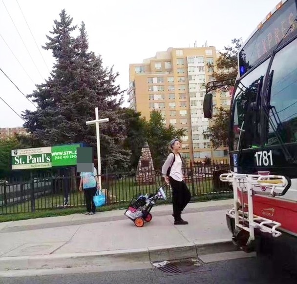 Con riêng Thành Long đang lang thang, nhặt rác kiếm sống ở Canada - 1