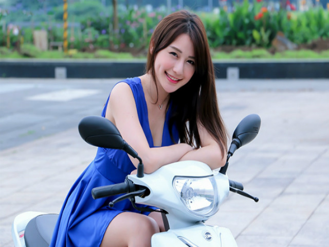 Thế giới xe - Ngắm mỹ nhân má lúm đồng tiền bên xe ga đẹp như thần vệ nữ