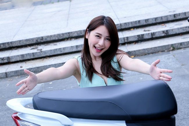 Ánh mắt nụ cười của người đẹp má lún đồng tiền đốn tim cánh mày râu.