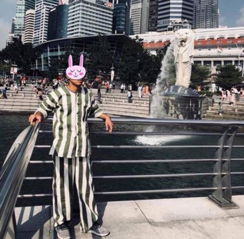 Áo phạm nhân "gây sốt" từ người thường đến ngôi sao - 2