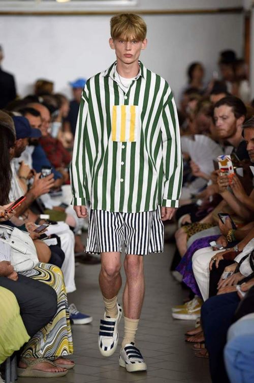 Áo phạm nhân "gây sốt" từ người thường đến ngôi sao - 8