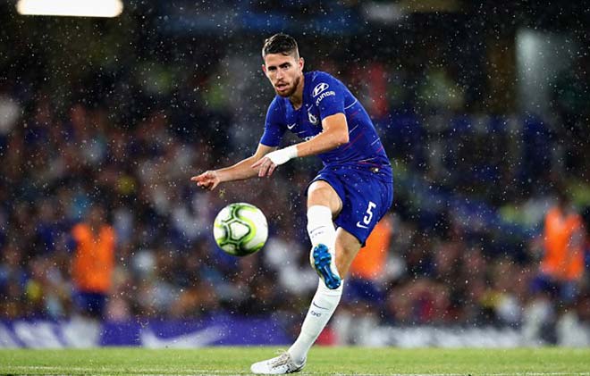 Tin nóng Ngoại hạng Anh 8/8: Jorginho “dạy” Kante cách đá thời Sarri - 1