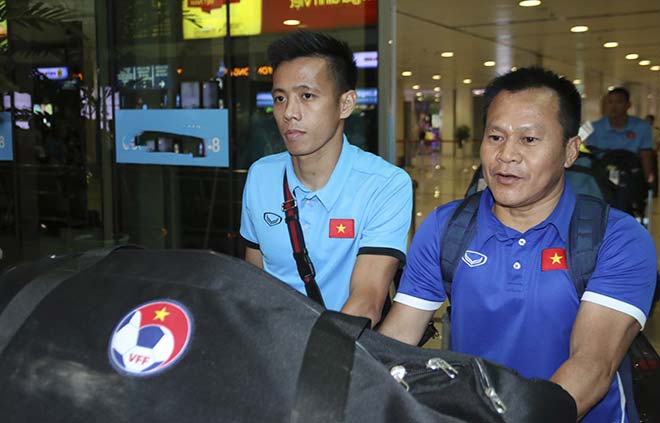 U23 Việt Nam vào TP.HCM: Hành động bất ngờ ngất ngây dàn fan nữ - 1