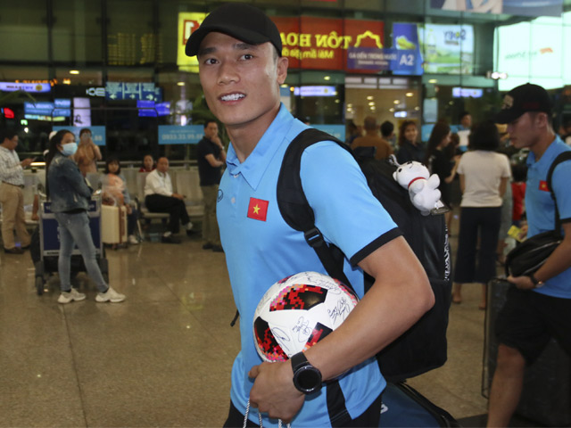 Bóng đá - U23 Việt Nam vào TP.HCM: Hành động bất ngờ ngất ngây dàn fan nữ