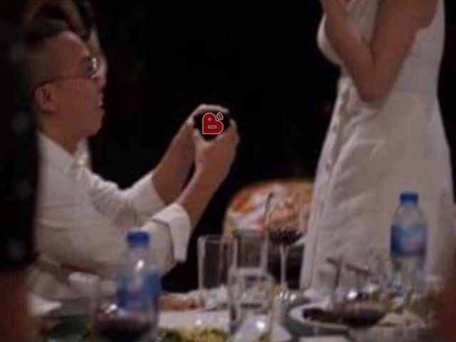 Ca nhạc - MTV - Lộ ảnh bạn trai Hoàng Touliver quỳ gối cầu hôn, Tóc Tiên nói gì?