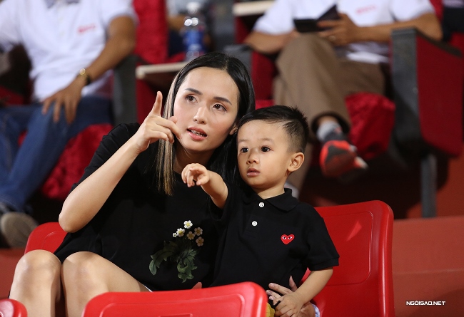 Nhóc tì có tên ở nhà là Sóc thường xuyên được mẹ đưa tới sân để cổ vũ cho bố mỗi khi CLB Hà Nội thi đấu trên sân nhà.