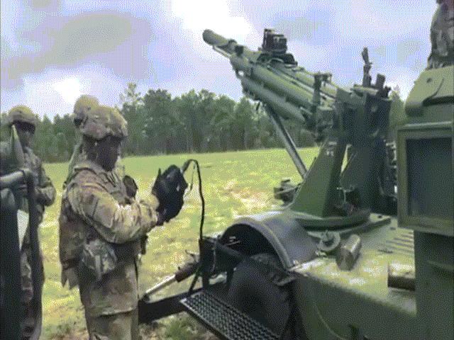 Thế giới - Xem lính Mỹ thử lựu pháo chính xác nhất trên "quái vật thép"