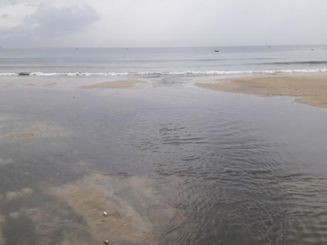 Tin tức trong ngày - Nước thải đen ngòm lại tuôn ra biển Đà Nẵng lúc trời đang mưa