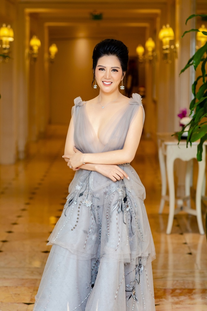 "Giai nhân mới" của Tú Dưa xuất hiện trong bộ cánh gợi cảm hết nấc - 1