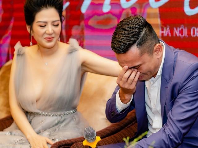 Ca nhạc - MTV - "Giai nhân mới" của Tú Dưa xuất hiện trong bộ cánh gợi cảm hết nấc