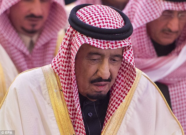 Ả Rập Saudi chặt đầu, đóng đinh tử tù trên thánh giá trước công chúng - 2