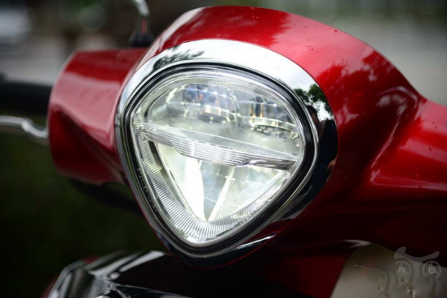 Cận cảnh đèn pha LED trên 2018 Yamaha Grand Filano Hybrid.