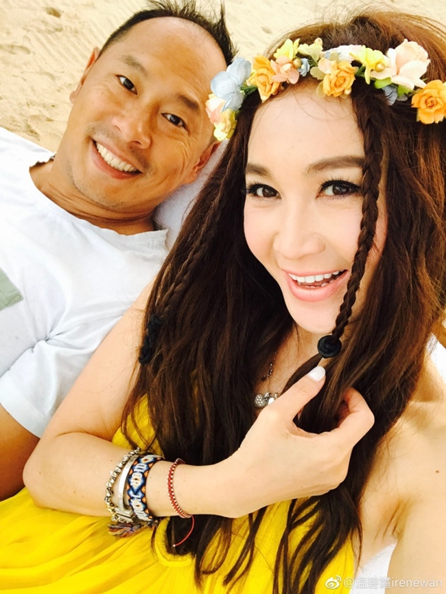 Hiện tại, mỹ nhân 52 tuổi có cuộc hôn nhân hạnh phúc với đại gia Hà Tổ Quang. Cặp đôi không sinh con mà chỉ nhận một cậu con trai nuôi do Ôn Bích Hà sợ mất phom dáng sau sinh.