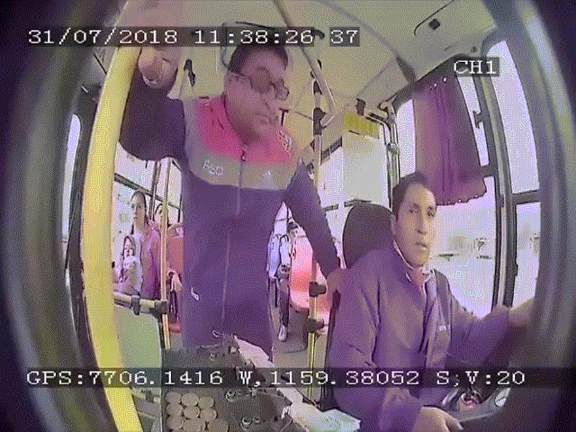 Khoảnh khắc hành khách đấm liên tiếp vào mặt tài xế xe buýt