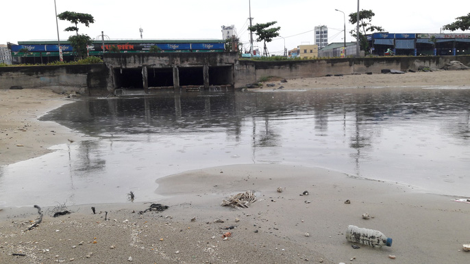 Nước thải đen ngòm lại tuôn ra biển Đà Nẵng lúc trời đang mưa - 2
