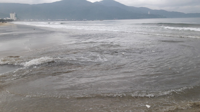 Nước thải đen ngòm lại tuôn ra biển Đà Nẵng lúc trời đang mưa - 3