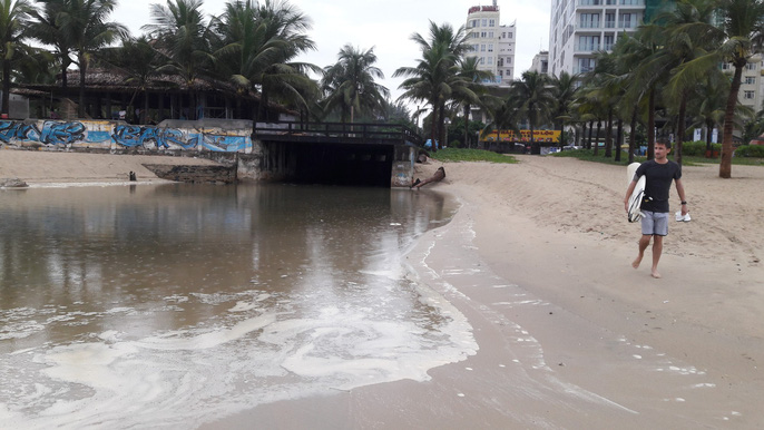 Nước thải đen ngòm lại tuôn ra biển Đà Nẵng lúc trời đang mưa - 4