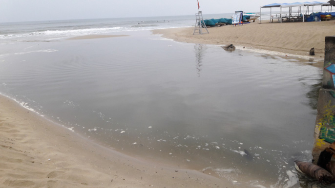 Nước thải đen ngòm lại tuôn ra biển Đà Nẵng lúc trời đang mưa - 5