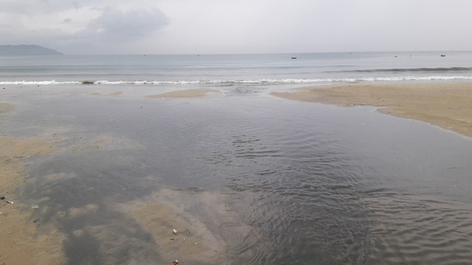 Nước thải đen ngòm lại tuôn ra biển Đà Nẵng lúc trời đang mưa - 6