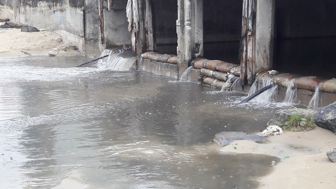 Nước thải đen ngòm lại tuôn ra biển Đà Nẵng lúc trời đang mưa - 1