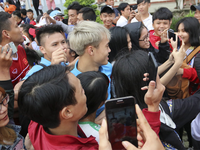 Dàn sao U23 Việt Nam ôm nhau trốn ”rừng” fan đội mưa quây sân tập