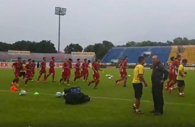 U23 Việt Nam tập đấu ASIAD: Luyện quân dưới mưa, ngàn fan cổ vũ - 1