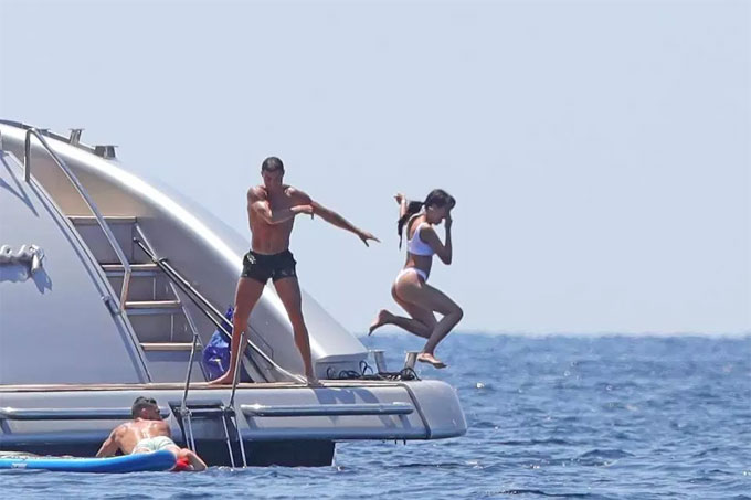 &#34;Danh thủ 800 tỷ&#34; Ronaldo ném bạn gái bay khỏi du thuyền triệu USD - 4