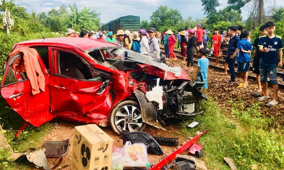 Ô tô chở gia đình đi ăn giỗ vỡ nát khi bị tàu hỏa tông văng xa 20m - 2