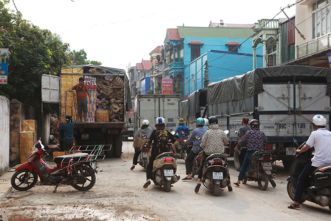 Cận tháng cô hồn, người người đổ về Bắc Ninh mua “nhà lầu, xe hơi, đồ trang sức” - 1
