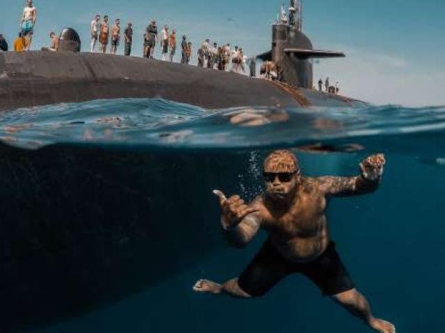 Thế giới - Choáng ngợp cảnh thủy thủ Mỹ bơi cạnh tàu ngầm hạt nhân