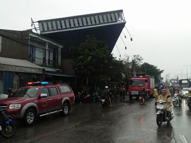 Tin tức trong ngày - TP.HCM: Tấm biển khổng lồ từ “trên trời” rơi xuống, hai người thương vong