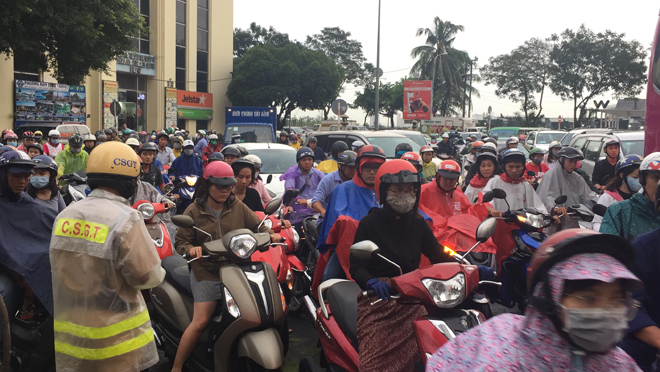 TP.HCM: Tấm biển khổng lồ từ “trên trời” rơi xuống, hai người thương vong - 5