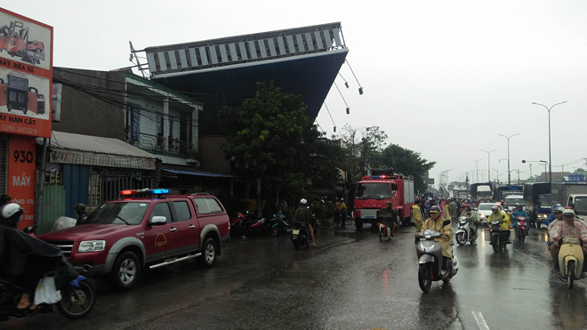 TP.HCM: Tấm biển khổng lồ từ “trên trời” rơi xuống, hai người thương vong - 2