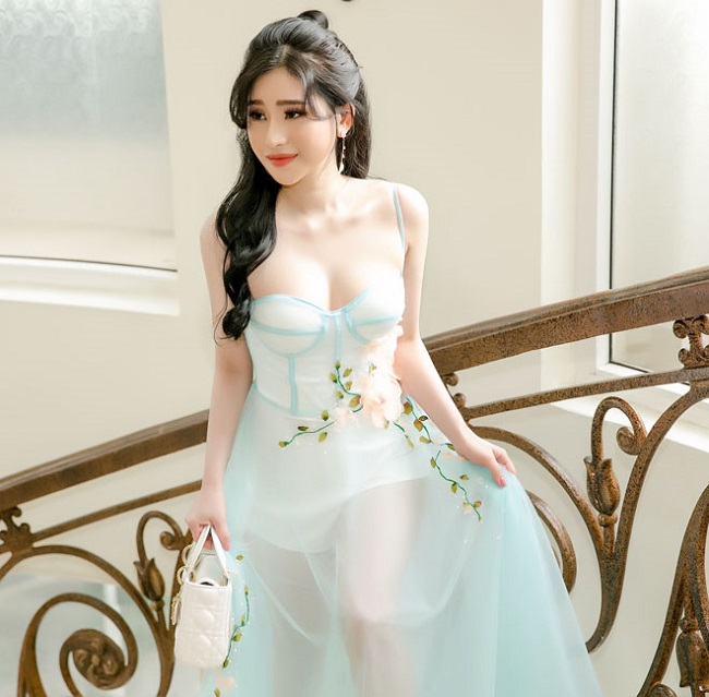 Sau thời gian dài vắng bóng, hot girl Ivy - vợ cũ Hồ Quang Hiếu bất ngờ tái xuất với phong cách gợi cảm mướt mắt. Cô diện váy màu xanh có chất liệu xuyên thấu, với những đường may cắt cúp tinh tế, khéo khoe đường cong hình thể.