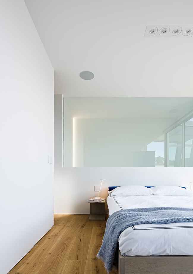 Không gian phòng ngủ với màu sắc trắng sáng chủ đạo sẽ giúp bạn thư giãn trong một thế giới bận rộn và nhộn nhịp.