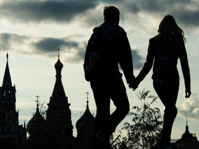 Tình nhân ”đổ xô” đến công viên Nga quan hệ tình dục gây bức xúc