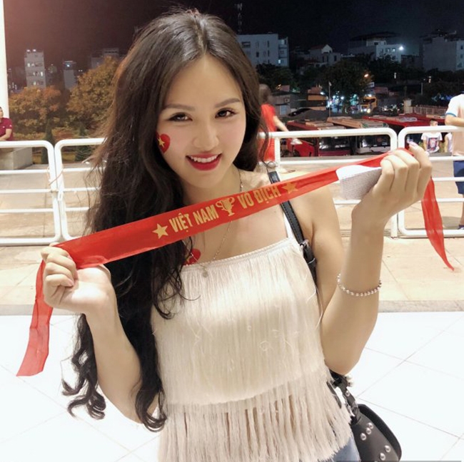 Sau khi World Cup kết thúc, mới đây, hot girl sinh năm 1995 gây chú ý khi xuất hiện trên khán đài cổ vũ tuyển U23 Việt Nam - U23 Uzbekistan khi tranh giải Tứ hùng.