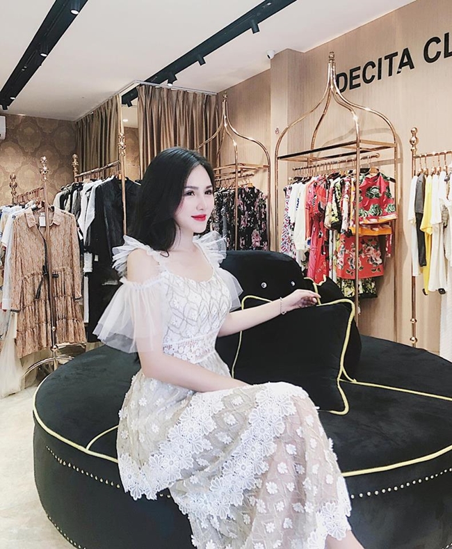 Chia sẻ trên truyền thông trước đó, hot girl đại diện tuyển Pháp đã có bạn trai. Ngoài đời, cô được nhiều bạn trẻ yêu mến nhờ phong cách thời trang trẻ trung, gợi cảm.